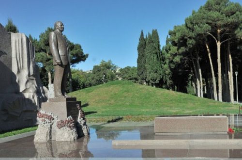 Baxtadze Heydər Əliyevin məzarını ziyarət etdi