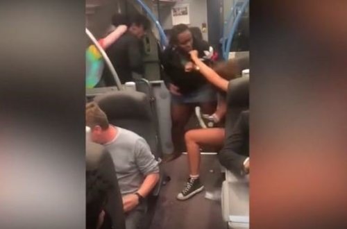 Metroda cütlüklər arasında dava: qız qızı döydü, oğlan oğlanı - VİDEO