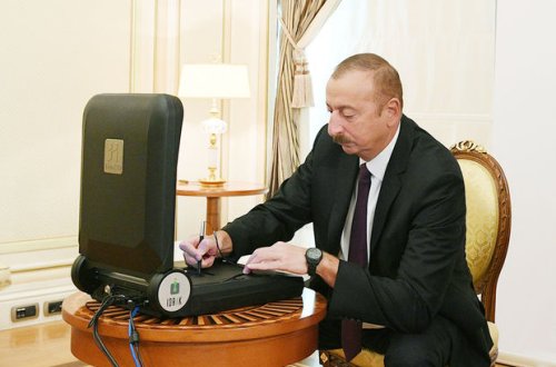 Yeni nəsil şəxsiyyət vəsiqəsi İlham Əliyevə təqdim edildi - FOTO