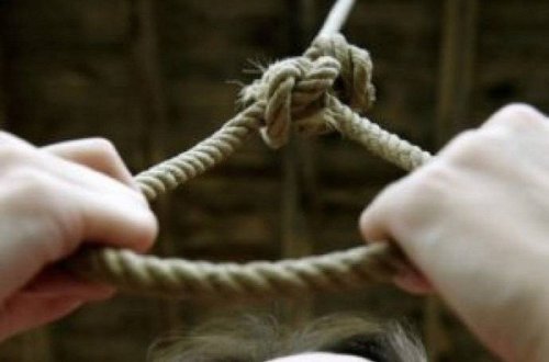 38 yaşlı kişi özünü tövlədə asdı