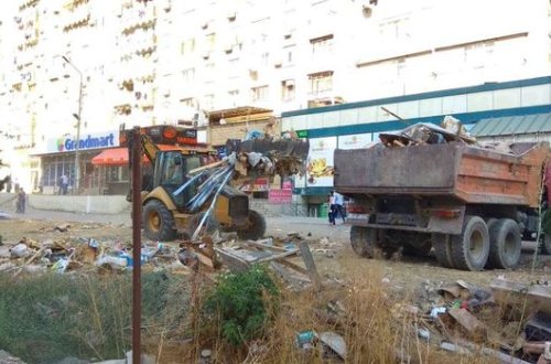 Bakı meriyası qanunsuz tikililəri sökür - FOTO