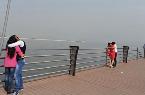 Küçədə sekslə məşğul olmağa icazə verildi - Polislər oğlanları 