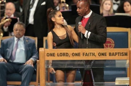 Keşiş dəfn mərasimində müğənninin sinəsinə toxundu – VİDEO