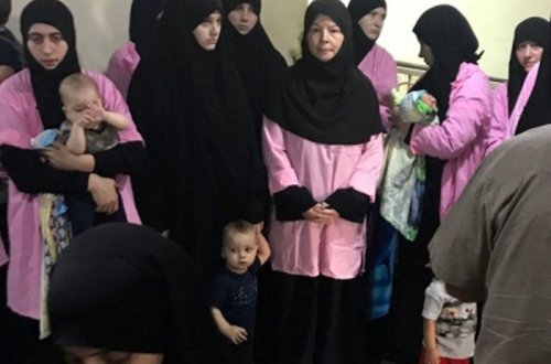 Azərbaycanlı İŞİD “gəlini” Samirə Bağdad məhkəməsi önündə - FOTO