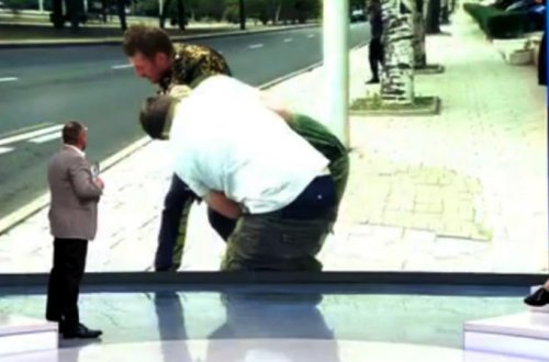 Canlı yayım zamanı müxbir hücuma məruz qaldı - VİDEO