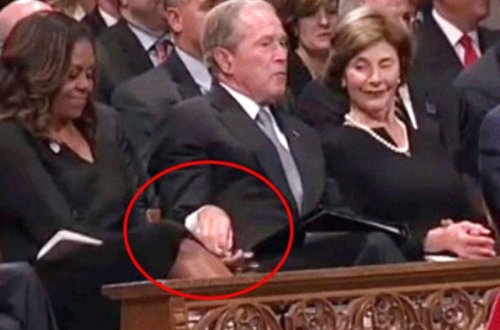 Corc Buş yas mərasimində Obamanın xanımına nə ötürüb? - VİDEO