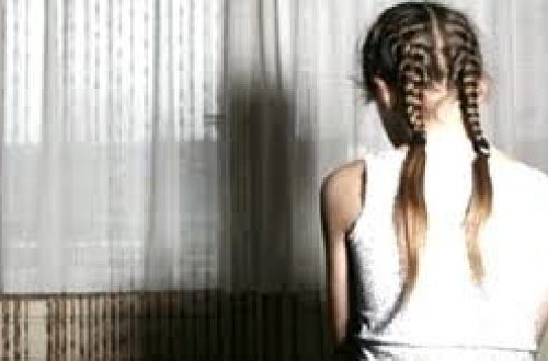 8 yaşlı qıza təcavüz edən 45 yaşlı kişini daş-qalaq etdilər