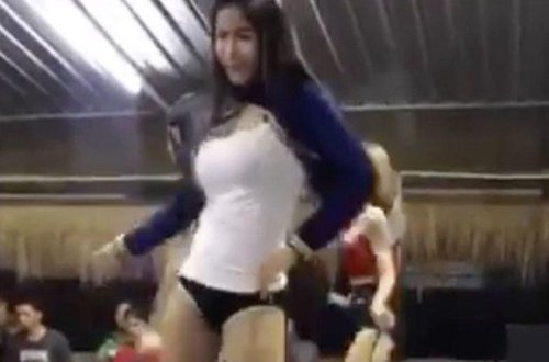 Bu restoranda yeməkləri yarıçılpaq qızlar gətirir - Masanın üstündə erotik rəqs edirlər - VİDEO