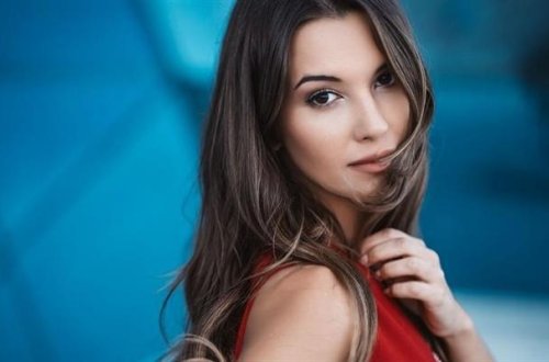 Leyla cəsarətli geyimdə - Foto