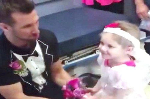 Xərçəng xəstəsi olan 4 yaşlı qız həkiminə evlilik təklif etdi - Ürəkparçalayan VİDEO