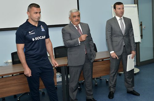 Rövnəq Abdullayev millinin üzvləri ilə görüşüb