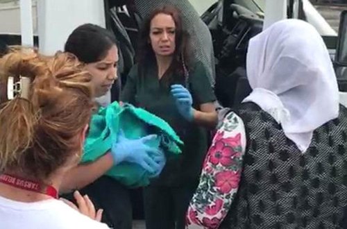 19 yaşlı hamilə qadın xəstəxananın önündə doğdu - Kameraya çəkdilər - VİDEO - FOTO