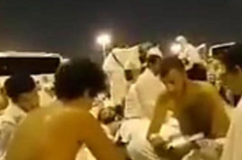 Zəvvarlar Həcc ziyarətində 