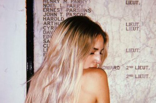 Şəhidlərin adları olan lövhənin qarşısında soyundu - Əsgərlər sinəmdən həzz alsınlar - FOTO