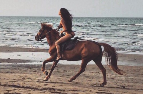 Aysel çimərlik geyimində at çapdı