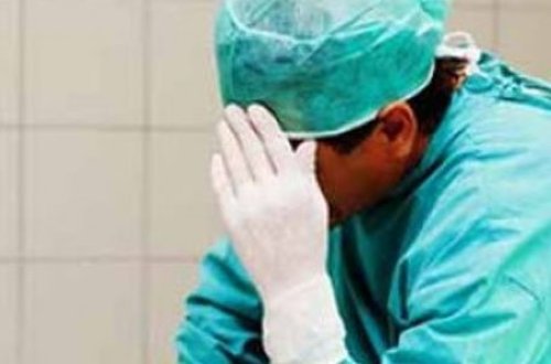 Azərbaycanda rüşvətxor həkim pul alarkən yaxalandı (RƏSMİ)