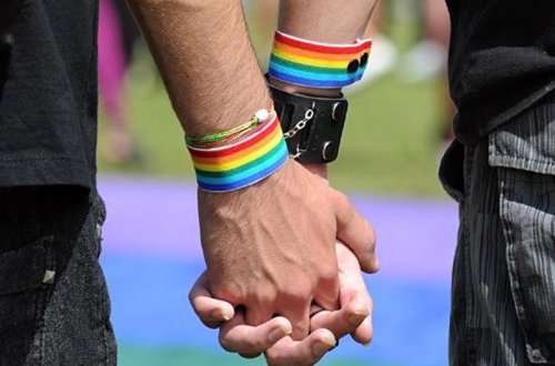 Homoseksualların cinsi əlaqədə olmasına icazə verildi