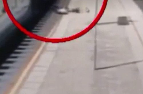 Hərəkətdə olan qatarın qapısını açıb, qadını atdılar - Təhlüksəzilik kamerasına düşdü - VİDEO