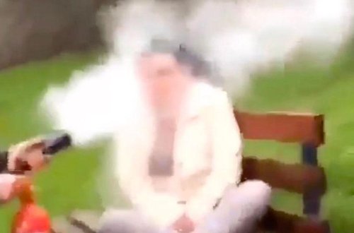 Parkda yatan qadının üzünə yanğınsöndürən köpük püskürtdülər - VİDEO - FOTO