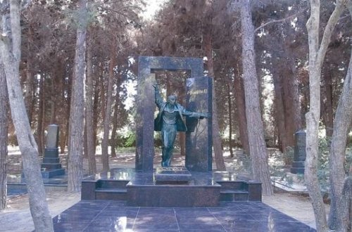 Deputatdan Lütfi Zadə ilə bağlı ziyalılara etiraz