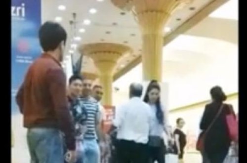 Bakı metrosunda BİABIRÇILIQ – Yaşlı kişi gənc qızlara sataşdı (VİDEO)