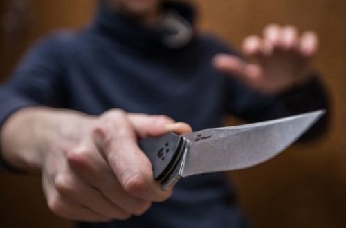 Moskvada keçmiş məhkum bıçaqla insanlara hücum etdi - VİDEO