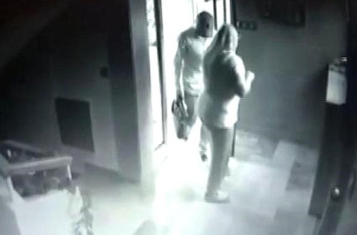 Qadınla oğlan kameranı bağladıqlarını düşündülər, hər şey anbaan çəkildi - VİDEO