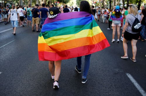 Bakının mərkəzində cinsi azlıqların bayrağını açdılar - FOTO