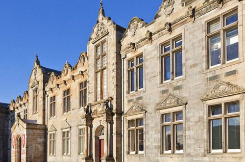 İlk dəfə: tələbə qıza 12 nəfər qulluq edəcək - FOTO