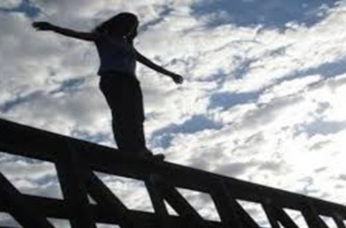 Bakıda özünü binadan atan qız xəstəxanada öldü