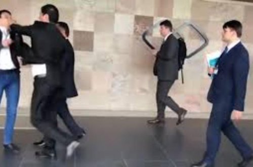 Deputat müxalifətçini döydü - VİDEO