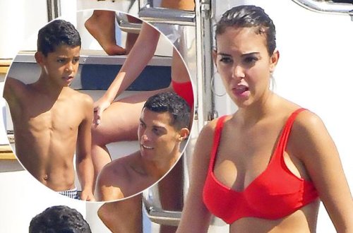 Ronaldo ailəsi ilə belə dincəlir - Fotolar