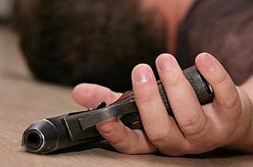 TOY YASA DÖNDÜ - Həkim özünü güllələdi - FOTO