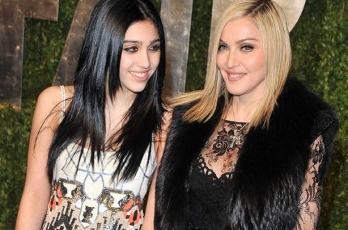 Madonnanın qızı podiuma yarıçılpaq çıxdı - FOTO