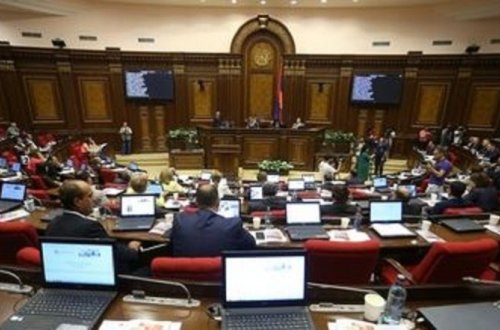 Ermənistan parlamenti Azərbaycana müharibə elan etdi