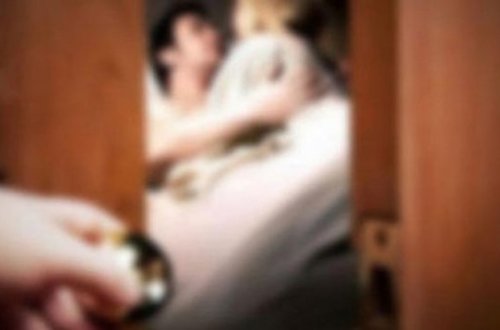 Müəllimlə cinsi əlaqədə olan dostlar onu 7 il şantaj edib, evini satdırdılar - VİDEO