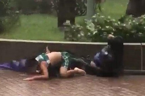 Külək ata ilə oğulu divara çırpdı - 