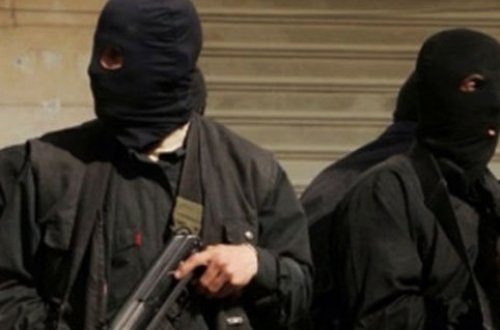 Azərbaycanda maskalı şəxslər avtomatla evə hücum etdi - Ev sahibi ilə əlbəyaxa oldu