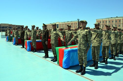 Azərbaycanda generalın oğlu əsgər getdi