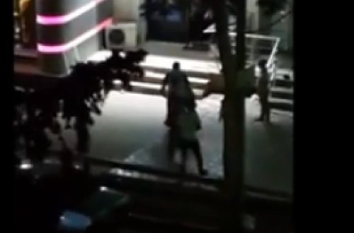 Ata küçənin ortasında azyaşlı övladını döydü - BAKIDA - VİDEO