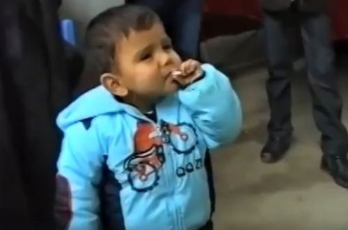 Azərbaycanda azyaşlı uşaq siqaret çəkdi, böyüklərin laqeydliyi görənləri dəhşətə gətirdi - VİDEO