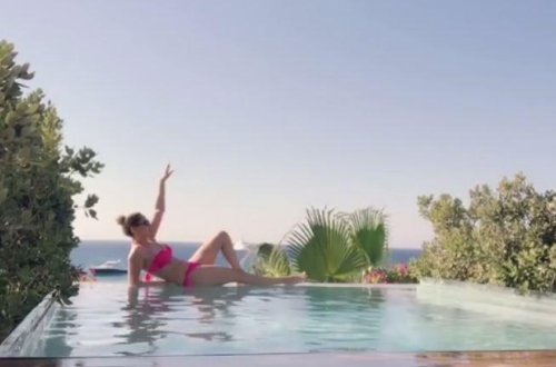 Nigar Camaldan bikinili poz - Video