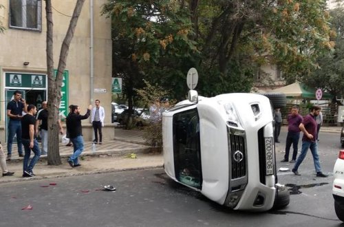 Xırdalanda “Mercedes”lə toqquşan cip belə aşdı – FOTO