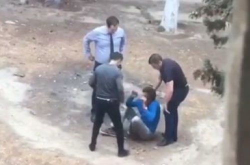 Bakıda marketdən yağ oğurlayan şəxsi üç nəfər birləşib döydü – VİDEO