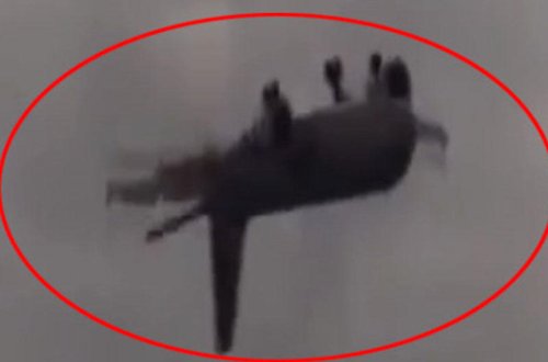 Sərnişin təyyarəsi havada tərs çevrildi - Qorxulu anlar - VİDEO - FOTO