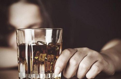 Onlarla insan alkoqollu içkidən zəhərləndi, ölənlər var