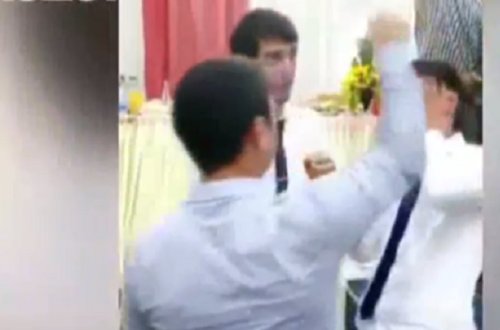 Müğənni sintezatorçunu bıçaqlayıb - Düzgün müşayiət etmədiyi üçün