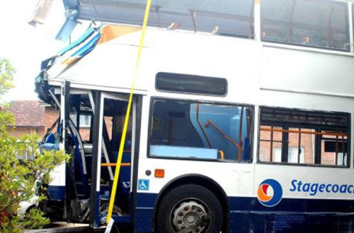 İkimərtəbəli avtobus supermarketə girdi: 2 nəfər öldü - VİDEO - FOTO