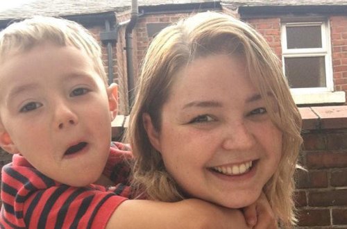 5 yaşlı uşağı ilə çılpaq şəklini yayan qadını 