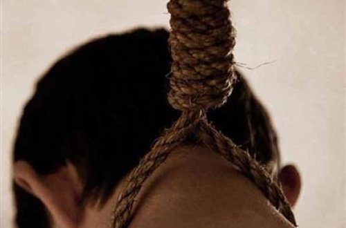 Azərbaycanda DƏHŞƏTLİ OLAY - Məcburi köçkün özünü çaxır zavodunun həyətində ASDI